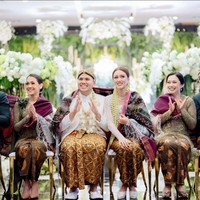 Mendampingi sang suami menikahkan putrinya, wanita 47 tahun ini tampil anggun dalam balutan kebaya lace dipadu kain batik. Foto: Instagram/@mieke_amalia @t_orasudi_ro