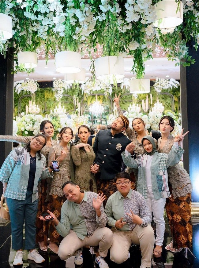 Mieke memilih sanggul sederhana untuk tatanan rambut yang dibentuk model sleek. Foto: Instagram/@mieke_amalia @t_orasudi_ro