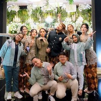 Mieke memilih sanggul sederhana untuk tatanan rambut yang dibentuk model sleek. Foto: Instagram/@mieke_amalia @t_orasudi_ro