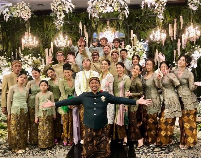 Tora Sudiro tampak memakai beskap hitam dipadu kain Batik, sementara untuk keluarga wanita, mengenakan seragam bernuansa hijau sage termasuk Mieke Amalia. Foto: Instagram/@mieke_amalia @t_orasudi_ro