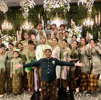 Tora Sudiro tampak memakai beskap hitam dipadu kain Batik, sementara untuk keluarga wanita, mengenakan seragam bernuansa hijau sage termasuk Mieke Amalia. Foto: Instagram/@mieke_amalia @t_orasudi_ro