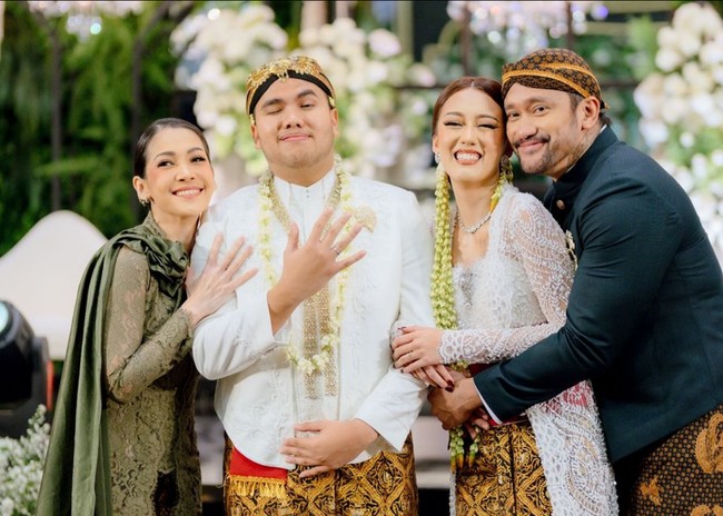 Makeup nuansa cokelat peach membuat penampilan Mieke lebih cantik dan segar. Foto: Instagram/@mieke_amalia @t_orasudi_ro