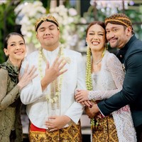 Makeup nuansa cokelat peach membuat penampilan Mieke lebih cantik dan segar. Foto: Instagram/@mieke_amalia @t_orasudi_ro