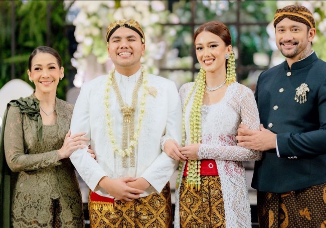 Untuk melengkapi penampilan, Mieke mengenakan satu set perhiasan berilan seperti anting, kalung dan gelang. Foto: Instagram/@mieke_amalia @t_orasudi_ro
