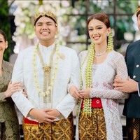 Untuk melengkapi penampilan, Mieke mengenakan satu set perhiasan berilan seperti anting, kalung dan gelang. Foto: Instagram/@mieke_amalia @t_orasudi_ro