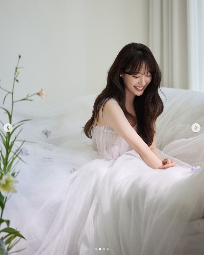 Berselang tiga bulan setelah terungkap pacaran, Ji Eun mengumumkan rencana pernikahannya dengan Park We. Sejak pertama kali bertemu, Ji Eun telah yakin untuk menikah dengan kekasihnya. Foto: dok. Instagram @bimil_jieun, dok. Instagram @we_park