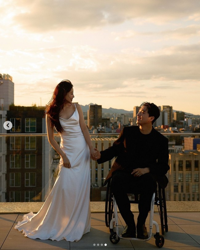 Ji Eun mulai memperkenalkan Park We sebagai pacarnya pada bulan Desember 2023 lewat postingan Instagram. Pria itu dikenal sebagai YouTuber yang menggaungkan kesadaran tentang penyandang disabilitas dan memperjuangkan hak asasi manusia. Foto: dok. Instagram @bimil_jieun, dok. Instagram @we_park