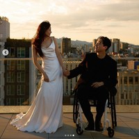 Ji Eun mulai memperkenalkan Park We sebagai pacarnya pada bulan Desember 2023 lewat postingan Instagram. Pria itu dikenal sebagai YouTuber yang menggaungkan kesadaran tentang penyandang disabilitas dan memperjuangkan hak asasi manusia. Foto: dok. Instagram @bimil_jieun, dok. Instagram @we_park