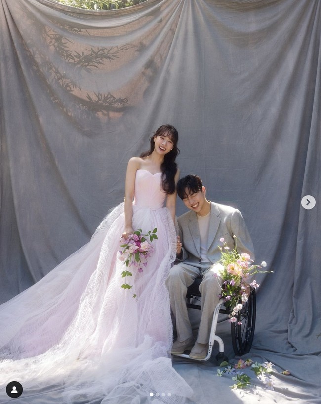 “Mereka terlihat sangat bahagiaㅠㅠㅠ🍀🍀🍀” “Cantikㅜㅜㅜ Semoga mereka berdua bahagia,” “Mereka memiliki imej yang baik. Semoga mereka hidup bahagia,” tulis sejumlah netizen setelah melihat potret pre-wedding Song Ji Eun eks SECRET dan Park We. Foto: dok. Instagram @bimil_jieun, dok. Instagram @we_park