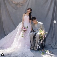 “Mereka terlihat sangat bahagiaㅠㅠㅠ🍀🍀🍀” “Cantikㅜㅜㅜ Semoga mereka berdua bahagia,” “Mereka memiliki imej yang baik. Semoga mereka hidup bahagia,” tulis sejumlah netizen setelah melihat potret pre-wedding Song Ji Eun eks SECRET dan Park We. Foto: dok. Instagram @bimil_jieun, dok. Instagram @we_park