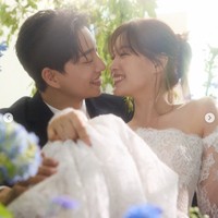 Bintang drama Korea My Secret Romance itu mengaku langsung jatuh cinta saat pertama kali bertemu Park We di gereja. “Saat itu, dia datang sambil mendorong kursi rodanya dan aku jatuh cinta pada pandangan pertama.” Foto: dok. Instagram @bimil_jieun, dok. Instagram @we_park