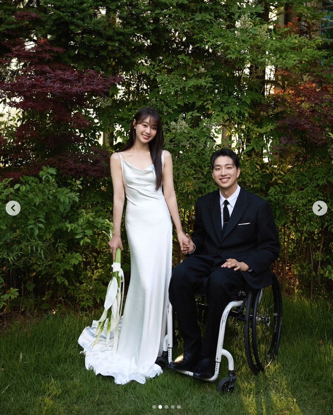YouTuber penyandang disabilitas itu resmi melamar Ji Eun pada bulan Agustus 2024. Di tengah persiapan pernikahan mereka, Ji Eun mengenalkan Park We kepada rekan personel grup KPop SECRET, Jeon Hyo Sung dan Jung Ha Na. Foto: dok. Instagram @bimil_jieun, dok. Instagram @we_park