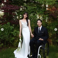 YouTuber penyandang disabilitas itu resmi melamar Ji Eun pada bulan Agustus 2024. Di tengah persiapan pernikahan mereka, Ji Eun mengenalkan Park We kepada rekan personel grup KPop SECRET, Jeon Hyo Sung dan Jung Ha Na. Foto: dok. Instagram @bimil_jieun, dok. Instagram @we_park