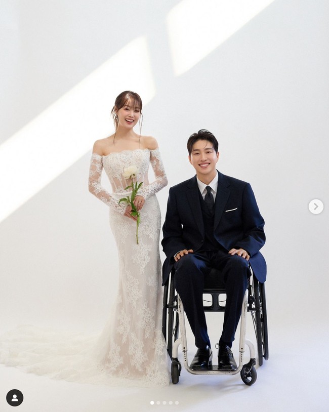 Mantan personel grup KPop SECRET, Song Ji Eun membagikan potret pre-wedding menjelang pernikahannya pada bulan Oktober 2024. Dia dipinang oleh Park We, penyandang disabilitas yang terkenal sebagai YouTuber. Foto: dok. Instagram @bimil_jieun, dok. Instagram @we_park
