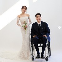 Mantan personel grup KPop SECRET, Song Ji Eun membagikan potret pre-wedding menjelang pernikahannya pada bulan Oktober 2024. Dia dipinang oleh Park We, penyandang disabilitas yang terkenal sebagai YouTuber. Foto: dok. Instagram @bimil_jieun, dok. Instagram @we_park