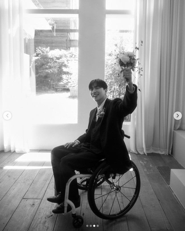 Tunangan Ji Eun, Park We dikenal sebagai anak dari sutradara Park Chan Hong. Dia mengalami kelumpuhan karena insiden yang menimpanya saat bekerja di sebuah perusahaan fashion pada tahun 2014. Setelah menjalani terapi fisik, Park We kini mampu menggunakan lengannya sepenuhnya. Foto: dok. Instagram @bimil_jieun, dok. Instagram @we_park