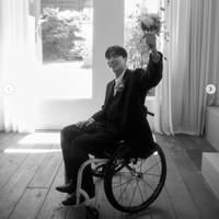 Tunangan Ji Eun, Park We dikenal sebagai anak dari sutradara Park Chan Hong. Dia mengalami kelumpuhan karena insiden yang menimpanya saat bekerja di sebuah perusahaan fashion pada tahun 2014. Setelah menjalani terapi fisik, Park We kini mampu menggunakan lengannya sepenuhnya. Foto: dok. Instagram @bimil_jieun, dok. Instagram @we_park