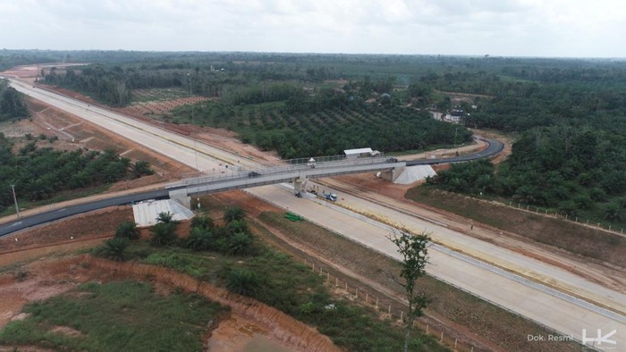 Foto Udara Tol Pertama Penyambung Sumsel-Jambi yang Kelar Bulan Ini PT Hutama Karya (Persero) terus mengebut Jalan tol Bayung Lencir-Tempino Seksi 3. Jalan tol ini dibangun sepanjang 15,47 kilometer dengan progres mencapai 97,56% per 23 Agustus 2024.