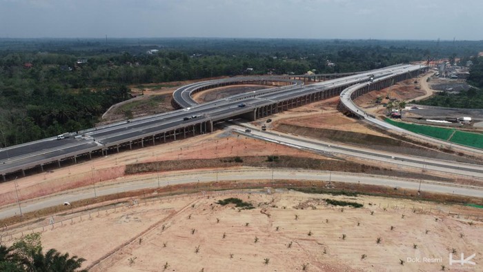 PT Hutama Karya (Persero) terus mengebut Jalan tol Bayung Lencir-Tempino Seksi 3. Jalan tol ini dibangun sepanjang 15,47 kilometer dengan progres mencapai 97,56% per 23 Agustus 2024.