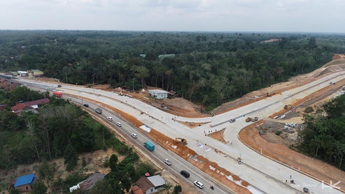 Foto Udara Tol Pertama Penyambung Sumsel-Jambi yang Kelar Bulan Ini PT Hutama Karya (Persero) terus mengebut Jalan tol Bayung Lencir-Tempino Seksi 3. Jalan tol ini dibangun sepanjang 15,47 kilometer dengan progres mencapai 97,56% per 23 Agustus 2024.