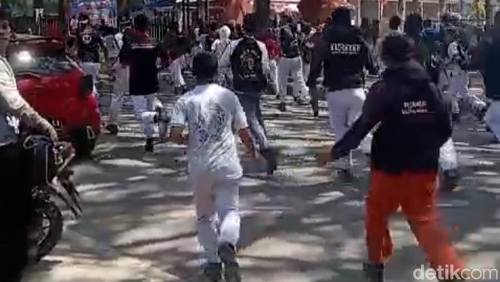 Gabungan siswa SMK serang salah satu sekolah di Jalan Perjuangan Kota Cirebon.