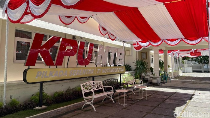 Gedung KPU NTB menjelang pendaftaran calon pada Pilgub NTB 2024.
