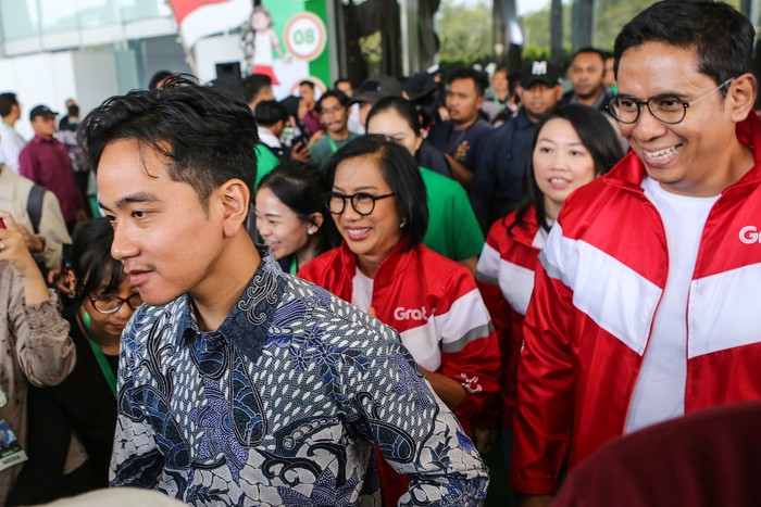Wakil Presiden terpilih Gibran Rakabuming Raka (kiri) bersama Country Managing Director Grab Indonesia Neneng Goenadi (kedua kiri) berjalan keluar gedung usai pembukaan acara Perayaan #PercayaIndonesia Merdeka dari Polusi di Ecovention Hall Ancol, Jakarta, Senin (26/8/2024). Grab Indonesia menggelar #PercayaIndonesia Merdeka dari Polusi untuk mendukung keberlanjutan kebijakan ekonomi hijau dan mendukung pemerintah mencapai target emisi nol bersih pada tahun 2060. ANTARA FOTO/Asprilla Dwi Adha/foc.