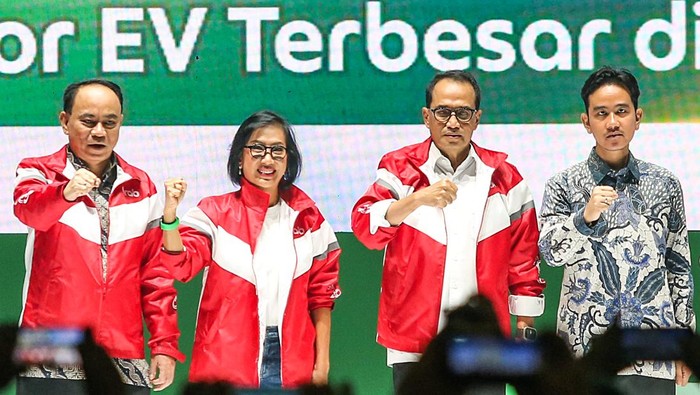 Gibran Buka Perayaan Percaya Indonesia Merdeka dari Polusi Wakil Presiden terpilih Gibran Rakabuming Raka (kiri) bersama Country Managing Director Grab Indonesia Neneng Goenadi (kedua kiri) berjalan keluar gedung usai pembukaan acara Perayaan #PercayaIndonesia Merdeka dari Polusi di Ecovention Hall Ancol, Jakarta, Senin (26/8/2024). Grab Indonesia menggelar #PercayaIndonesia Merdeka dari Polusi untuk mendukung keberlanjutan kebijakan ekonomi hijau dan mendukung pemerintah mencapai target emisi nol bersih pada tahun 2060. ANTARA FOTO/Asprilla Dwi Adha/foc.