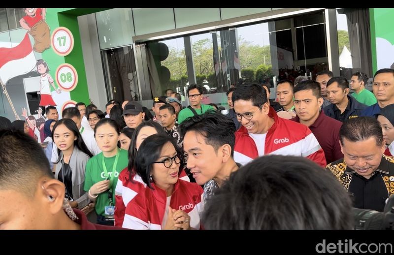 Gibran Hadiri Acara Grab Indonesia, Naik Toyota Land Cruiser Putih