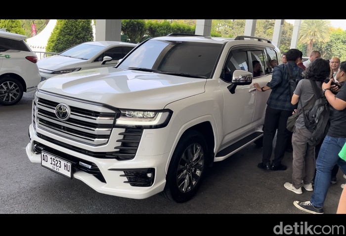 Gibran Hadiri Acara Grab Indonesia, Naik Toyota Land Cruiser Putih