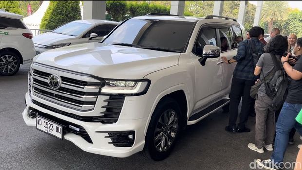 Gibran Hadiri Acara Grab Indonesia, Naik Toyota Land Cruiser Putih