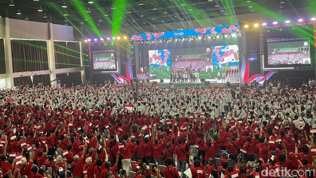 Gibran Hadiri Acara Grab Indonesia, Naik Toyota Land Cruiser Putih