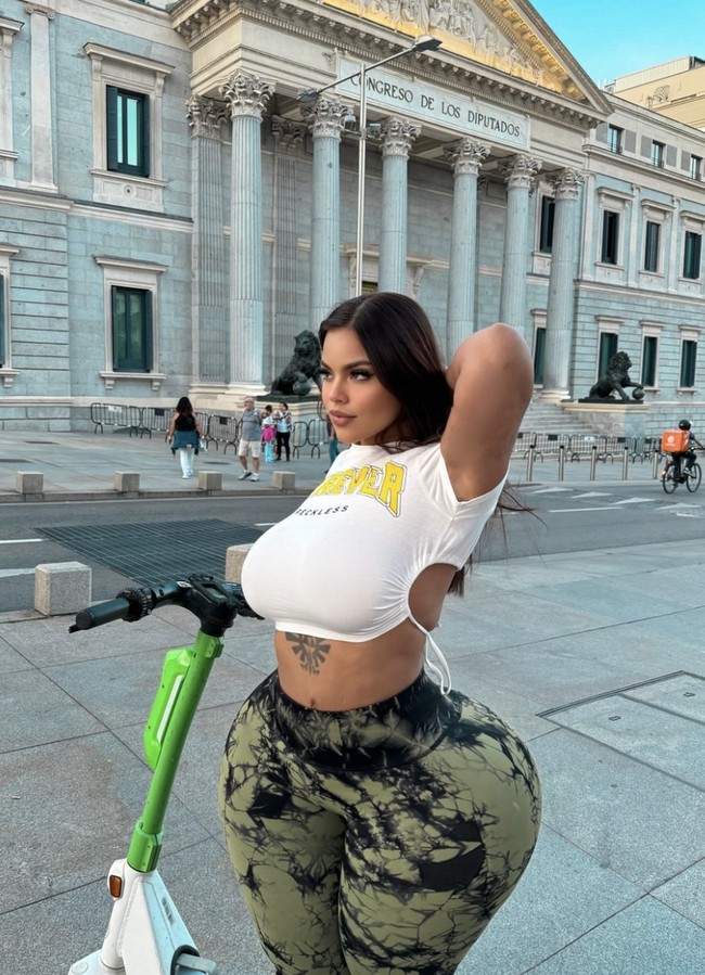 Bentuk tubuh Gracie yang menyerupai jam pasir dengan perbedaan yang mencolok antara pinggang dan bokongnya kerap kali menuai kritik dari netizen. “Jauh dari kata demure,” komentar netizen. “Ini kebalikannya dari demure,” tulis lainnya. Foto: dok. Instagram @graciebon