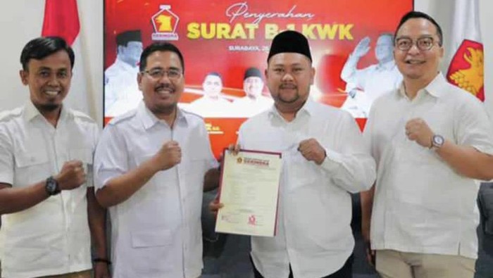 Gus Yani dan dr Alif menerima rekomendasi Gerindra yang diserahkan oleh Ketua Gerindra Jatim Anwar Sadad.