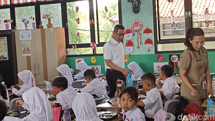 Uji Coba Program Makan Sehat Gratis di SDN Cipayung 04 Jaktim Dipantau Langsung oleh Heru Budi Hartono