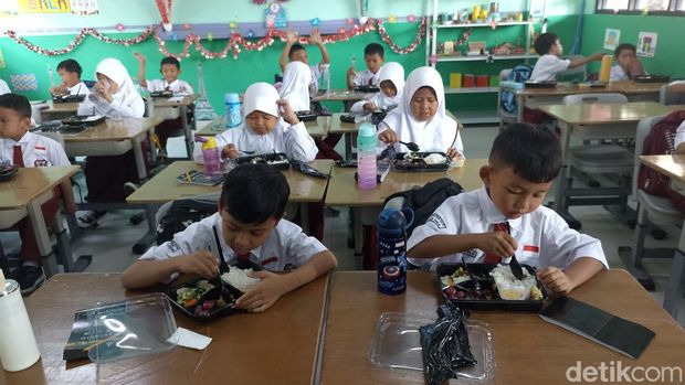 Heru Budi menyambangi SDN Cipayung 04 Pagi di Jakarta Timur. (Tiara/detikcom)