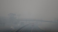 Asap yang berasal dari kebakaran hutan dan cuaca kering menyelimuti kawasan Aguas Claras di Brasilia, Brasil, Minggu (25/8/2024). (AP Photo/Marcos Limonti)  
