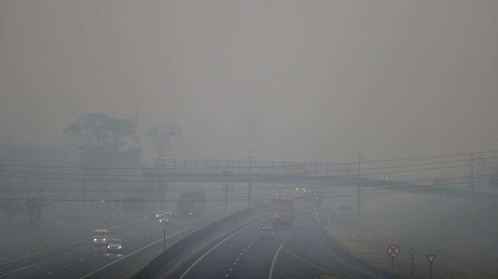 Smoke from wildfires fills the air above the Anhanguera Highway in Ribeirao Preto, Sao Paulo state, Brazil, Sunday, Aug. 25, 2024. (AP Photo/Marcos Limonti)