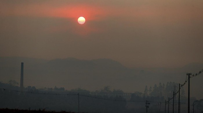 Smoke from wildfires fills the air above the Anhanguera Highway in Ribeirao Preto, Sao Paulo state, Brazil, Sunday, Aug. 25, 2024. (AP Photo/Marcos Limonti)