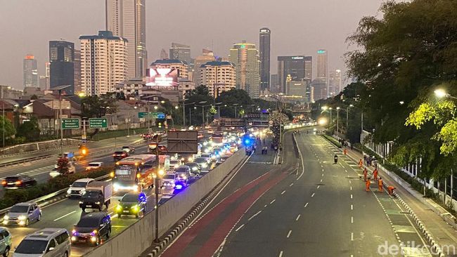 Jalan Gatsu dan exit tol depan DPR ditutup malam ini karena masih ada massa demo yang bertahan.