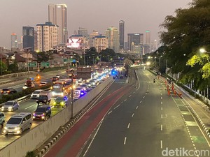Massa Demo Masih Bertahan Malam Ini, Jalan Gatsu Depan DPR Ditutup