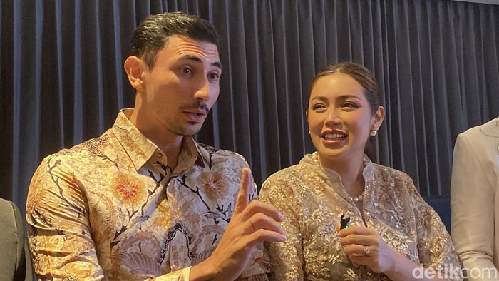 Jessica Iskandar dan suaminya Vincent Verhaag