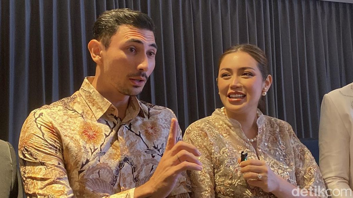 Onlaynda kelin va qaynotani sikish Umumiy hojatxonada jinsiy aloqa