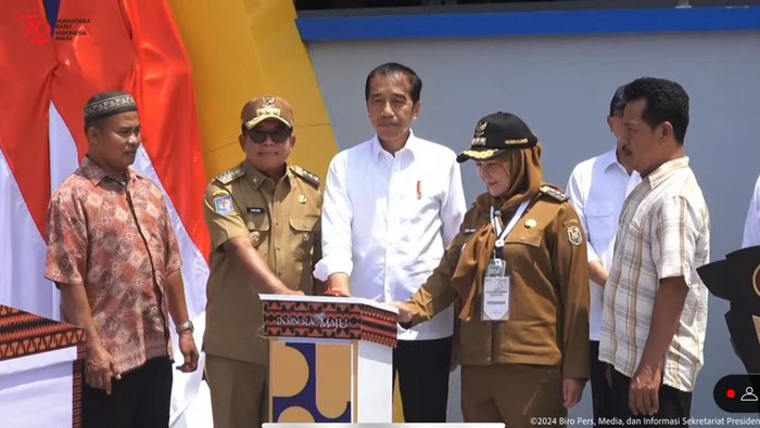 Jokowi meresmikan revitalisasi Pasar Pasir Gintung.
