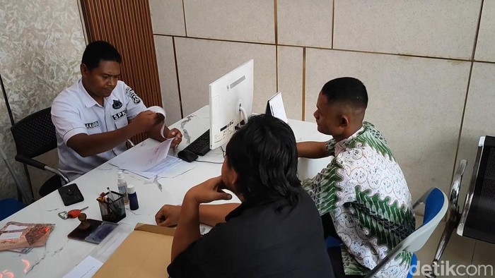 Kakak korban bulliying SMAN 4 Kota Pasuruan melapor ke kantor polisi.