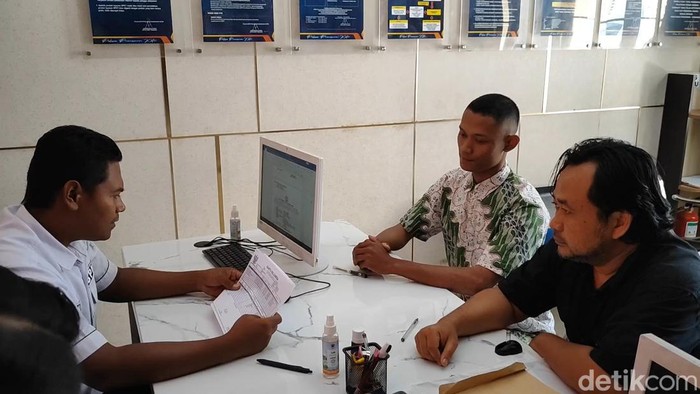 Kakak korban bulliying SMAN 4 Kota Pasuruan melapor ke kantor polisi.