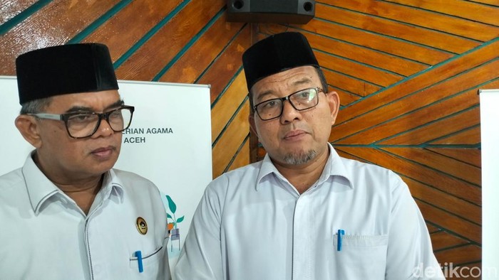 Kakanwil Kemenag Aceh Azhari (kanan) dan Kabid Urais Mukhlis (kiri). Foto: Agus Setyadi