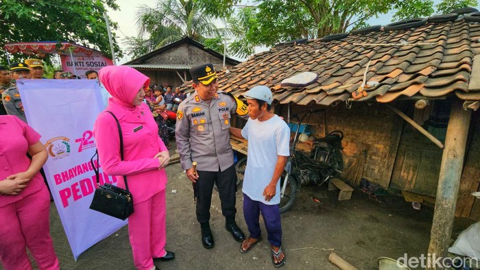Kapolres Sukabumi, AKBP Samian saat mengunjungi Kampung Dayak di Desa Loji.