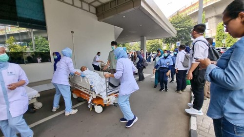Kebakaran di lantai 6 RSPP Jaksel, pasien dievakuasi keluar.