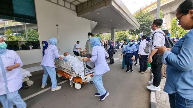 Kebakaran di lantai 6 RSPP Jaksel, pasien dievakuasi keluar.